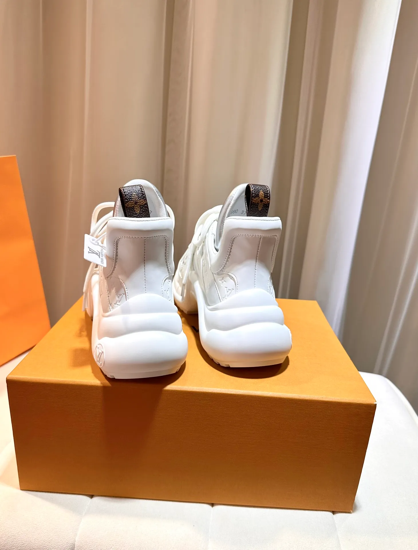👟👟Ex-factory price 720 D-Quest is a new interpretation of classic motorcycle style boots, highlighting the classic logo of Dior haute couture style. It is carefully made of black butter leather. The decorative ribbon is embellished with a gold-finished metal logo to enhance the style. Sheepskin lining, sizes 35-42.
